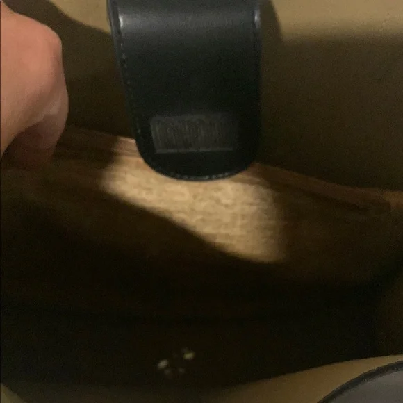 Mondani Black Leather Tote Bag with Sleek Design - Picture 3 of 6